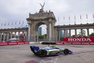 STING RAY ROBB (R) (51) of Payette, Idaho runs through the streets during the Honda Indy Toronto in