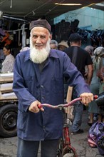 Old traditional man, market stall, Uzgen Bazaar, Ösgön, Osh region, Kyrgyzstan, Asia