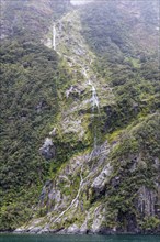 Wasserfälle, Milford Sound, Fiordland National Park, Neuseeland