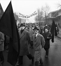 With black flags, miners of the Bismarck colliery and their relatives demonstrated against the