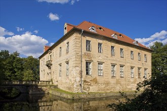 The castle in Berbisdorf is still recognisable as an early medieval moated castle, as it is