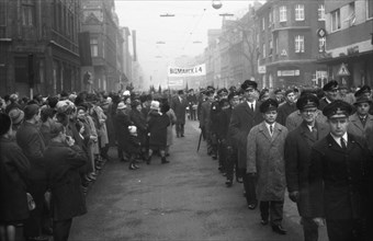 With black flags, miners of the Bismarck colliery and their relatives demonstrated against the