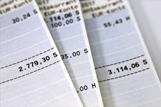 Symbolic image: Bank statement with negative account balance