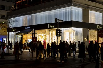 Christmas shopping on Königsallee, Christmas lights, luxury shops, Dior, in the city centre of