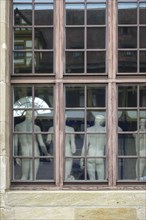 From behind sculptures, male figures, cast collection in the window from the outside, plaster