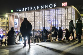 Cologne main station, station forecourt, evening, passers-by on their way, to, from the station,