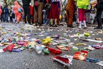 Rose Monday parade in Düsseldorf, street carnival, rubbish after the parade, camels, confetti,