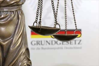 Close-up of a Justitia in front of the German constitution