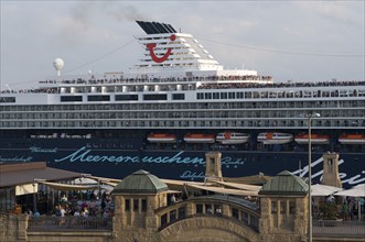 Europe, Germany, Hamburg, Elbe, harbour, passenger ship Mein Schiff 1, St. Pauli Landungsbrücken,