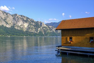 Western shore, near Buchenort, Attersee with Höllengebirge, Salzkammergut, Upper Austria, Austria,