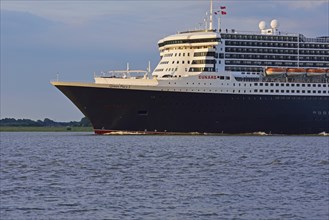 Europe, Germany, Hamburg, Elbe, Passenger ship Queen Mary 2 leaves Hamburg, Evening light, Europe