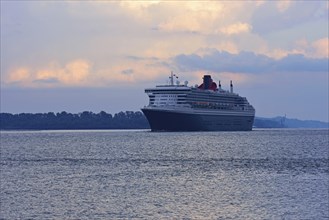 Europe, Germany, Hamburg, Elbe, passenger ship Queen Mary 2 leaves Hamburg, cloudy sky, romantic