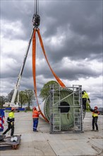 Preparation for the transport of a 68 metre long blade, a wind turbine, with a self-propelled