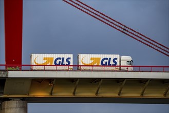 Beeckerwerther Brücke, motorway bridge, A42, truck, over the Rhine, in Duisburg, North