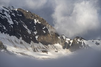 Cloudy, atmospheric mountain landscape with snow-covered mountain peaks, Berliner Höhenweg,