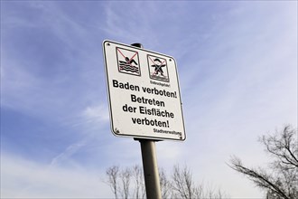 Warning sign: Entering the ice ring prohibited (German warning sign: Entering the ice ring