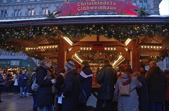 Europe, Germany, Hamburg, Christmas market at the Rathausmarkt, Glühweinhaus, Hamburg, Hamburg,