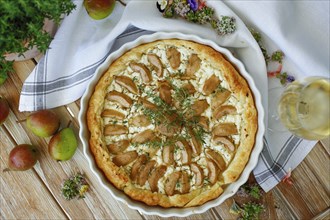 Tart with Gaishirtle and sheep's cheese, Stuttgarter Gaishirtle, pear variety, fruit, table