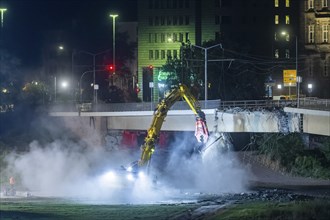 In the early hours of the morning, a section of the Carola Bridge collapsed for unknown reasons.