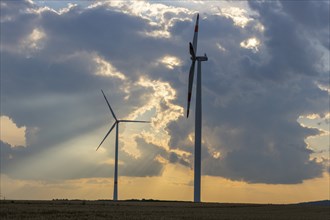 Wind farm, wind turbine, wind turbines, in front of sunset, storm clouds, sun rays, Swabian Alb,