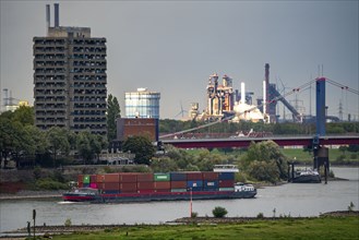 Rhine near Duisburg, bank near Duisburg-Homberg, behind it the Thyssenkrupp steelworks in