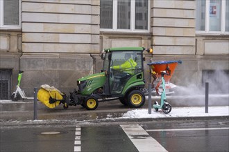 Winter onset, winter service, clearing snow and ice from pavements, sweeper, winter service