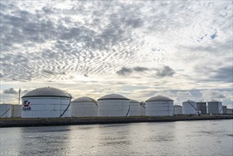 Petroleumhaven, Vopak Terminal Europoort, crude oil tank farm, over 99 large tanks, and 22 loading