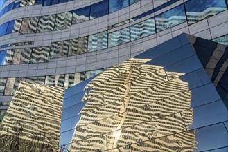 Reflection of the Dreischeibenhaus in the façade of the Kö-Bogen building, shops, restaurants and