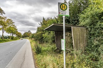 Bus stop in the countryside, on the L828, on Eggestraße, neglected bus shelter, line to