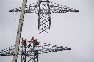 Installation of a high-voltage pylon, construction of a new line route, near Neuss-Holzheim, North