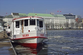 Europe, Germany, Hamburg, City, Inner Alster Lake, Alster steamer, ice floes, winter, view to the