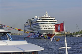 Europe, Germany, Hamburg, Harbour, Elbe, Passenger ship AIDAluna leaves Hamburg, Hamburg, Hamburg,