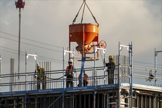 Construction site, new building, concreting work on a floor, Duisburg, North Rhine-Westphalia,