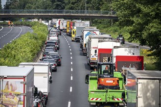 Traffic jam on the A40 motorway, near Mülheim-Winkhausen, in the direction of Duisburg, after an