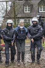 2nd day of the clearing of the hamlet Lützerath, by the police, of tree houses and huts, of climate