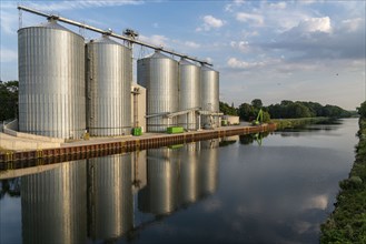 Silo plant, storage silo for grain and rape, of the Raiffeisen-Landbund, at the Lahde lock canal, 5