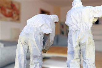 Symbolic image: Police securing evidence in a house (Composing)