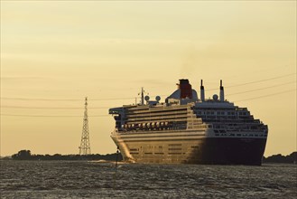 Europe, Germany, Hamburg, Elbe, Passenger ship Queen Mary 2 leaves Hamburg, Evening light, Hamburg,