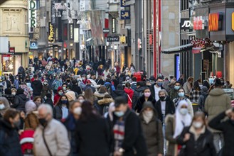 Shopping street Westenhellweg, shopping street, pedestrian zone, crowded, many people shopping,