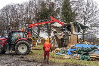 2nd day of the clearing of the hamlet Lützerath, by the police, of tree houses and huts, of climate