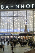 Cologne main station, station forecourt, evening, passers-by on their way, to, from the station,