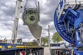 Preparation for the transport of a 68 metre long blade, a wind turbine, with a self-propelled