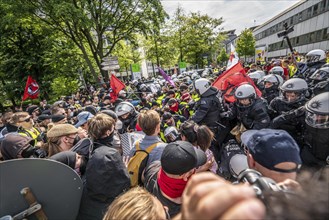 Riots in the run-up to the AFD party conference in Essen, demonstrators try to prevent AFD