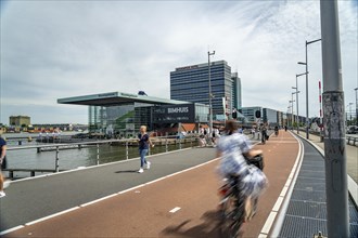 Cycle path, cycle highway, at the Piet Heinkade, at the river Ij, near the Muziekgebouw aan 't IJ,