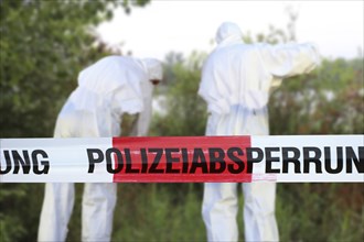 Symbolic image: Police cordon with forensics in the background (Composing)