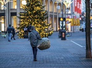 First day of the Christmas lockdown in the Corona crisis, shopping alleyway Schildergasse, woman