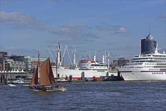 Europe, Germany, Hanseatic City of Hamburg, Elbe, Cap San Diego, museum ship, passenger ship