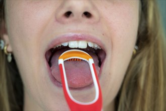 Bad breath, prevention by cleaning the tongue with a tongue brush