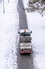 Winter onset, winter service, clearing snow and ice from pavements, sweeper, winter service