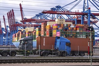 Port of Hamburg, Waltershofer Hafen, container ships, lorries bring and collect freight containers